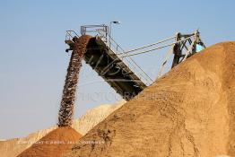 Image du Maroc Professionnelle de  Zone de stockage des phosphates à l'unité de Khouribga du Groupe OCP de L'Office chérifien des phosphates. Le Groupe OCP : Société anonyme fondée en 1920 et domiciliée au Maroc. Groupe OCP est le leader mondial des exportations des phosphates et produits dérivés, Mercredi 19 Septembre 2007. (Photo / Abdeljalil Bounhar) 